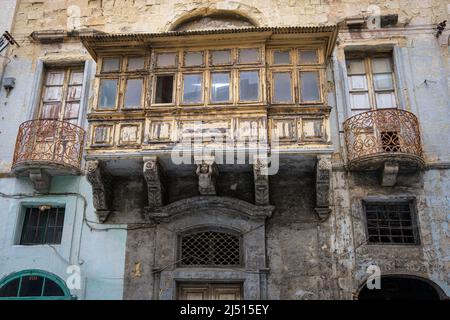 Ein traditioneller, reich verzierter maltesischer Balkon auf einem heruntergekommenen Gebäude in Senglea, Valletta, Malta Stockfoto