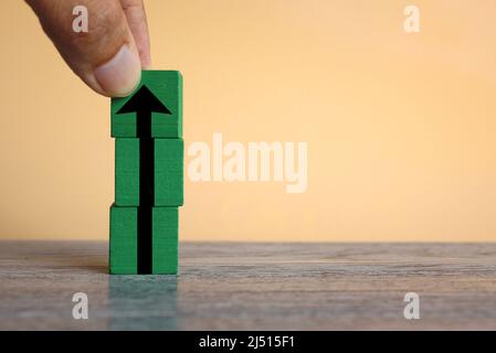 Hand ordnen Holzwürfel mit Pfeil-Symbol. Strategische Planung, Spielplan, taktischer Plan, Leitfaden. Stockfoto