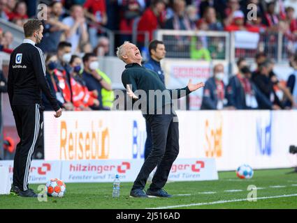 Trainer Christian STREICH (FR) Geste, Geste, emotional, Fußball 1. Bundesliga, 30. Spieltag, SC Freiburg (FR) - VfL Bochum (BO), am 16.. April 2022 in Freiburg/Deutschland. #Die DFL-Vorschriften verbieten die Verwendung von Fotos als Bildsequenzen und/oder quasi-Video # Â Stockfoto