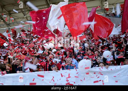 Spielfilm, Fan-Kurve FR atmosphärisch, Europa-Park-Stadion, Fußball 1. Bundesliga, Spieltag 30., SC Freiburg (FR) - VfL Bochum (BO) 3:0, am 16.. April 2022 in Freiburg/Deutschland. #Die DFL-Vorschriften verbieten die Verwendung von Fotos als Bildsequenzen und/oder quasi-Video # Â Stockfoto