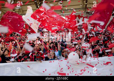 Spielfilm, Fan-Kurve FR atmosphärisch, Europa-Park-Stadion, Fußball 1. Bundesliga, Spieltag 30., SC Freiburg (FR) - VfL Bochum (BO) 3:0, am 16.. April 2022 in Freiburg/Deutschland. #Die DFL-Vorschriften verbieten die Verwendung von Fotos als Bildsequenzen und/oder quasi-Video # Â Stockfoto