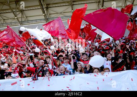 Spielfilm, Fan-Kurve FR atmosphärisch, Europa-Park-Stadion, Fußball 1. Bundesliga, Spieltag 30., SC Freiburg (FR) - VfL Bochum (BO) 3:0, am 16.. April 2022 in Freiburg/Deutschland. #Die DFL-Vorschriften verbieten die Verwendung von Fotos als Bildsequenzen und/oder quasi-Video # Â Stockfoto