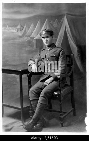 Korporal im KÖNIGLICHEN WESTEN VON SURREY. BRITISCHE ARMEE. CAP-ABZEICHEN MILITARIA. Das Regiment ist das älteste englische Infanterie-Regiment i Stockfoto