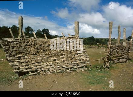 Wattle und taub. Verbundbauweise zur Herstellung von Wänden und Gebäuden Stockfoto