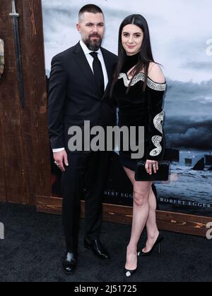 Der amerikanische Filmregisseur Robert Eggers und seine Frau Alexandra Shaker kommen zur Los Angeles Premiere von Focus Features' 'The Northman', die am 18. April 2022 im TCL Chinese Theatre IMAX in Hollywood, Los Angeles, Kalifornien, USA, stattfand. Foto von Xavier Collin/Image Press Agency/ABACAPRESS.COM Stockfoto