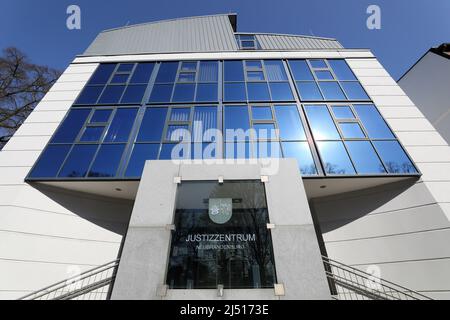 Neubrandenburg, Deutschland. 19. April 2022. Das Justizzentrum Neubrandenburg, Sitz des Landgerichts und des Amtsgerichts. Vor dem Bezirksgericht werden die Bitten und Urteile im Prozess der Wachsamkeit-Justiz erwartet. Der Staatsanwaltschaft zufolge sollen die Angeklagten, ein Angeklagter und drei Angeklagte, im Februar 2021 einen Nachbarn der Frau bei einer Wachsamkeit schwer missbraucht und ihn dann in einen Militärbunker geschleppt haben. Quelle: Bernd Wüstneck/dpa/Alamy Live News Stockfoto