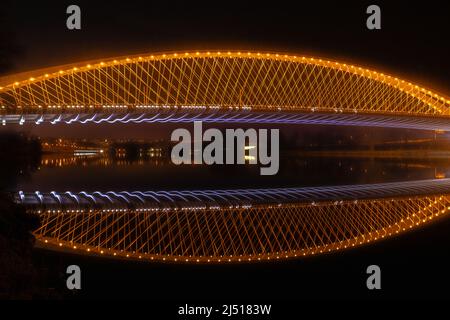 Troja-Brücke in Prag, die mit Tausenden von Glühbirnen in die Nacht scheint. Am besten kann man nachts den unglaublichen Brückenbau genießen. Stockfoto