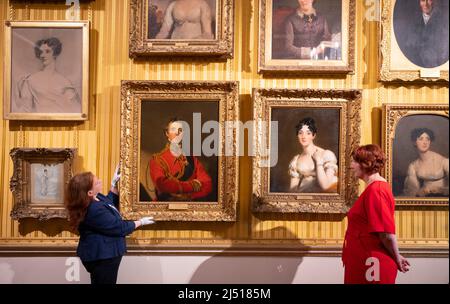 Apsley House, London, Großbritannien. 19. April 2022. Wellington, Women and Friendship: Wellington, Women and Friendship (21. April–30. Oktober 2022) zeigt mit Briefen, Porträts und Leihgaben aus öffentlichen und privaten Sammlungen ein intimes Bild des öffentlichen Lebens und enthüllt Wellingtons sozialen Kreis, die Ehe und wie seine Freundschaften mit Frauen manchmal Klatsch provozieren könnten. Bild: 1. Duke of Wellington, Portrait von Sir Thomas Lawrence, 1818 (Sammlung Apsley House), rechts: Marianne Patterson, Portrait von Sir Thomas Lawrence, 1818 (Wellington Collection Loan, Stratfield Saye). Kredit: Malcolm Park/Alamy Stockfoto