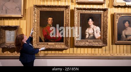 Apsley House, London, Großbritannien. 19. April 2022. Wellington, Women and Friendship: Wellington, Women and Friendship (21. April–30. Oktober 2022) zeigt mit Briefen, Porträts und Leihgaben aus öffentlichen und privaten Sammlungen ein intimes Bild des öffentlichen Lebens und enthüllt Wellingtons sozialen Kreis, die Ehe und wie seine Freundschaften mit Frauen manchmal Klatsch provozieren könnten. Bild: 1. Duke of Wellington, Portrait von Sir Thomas Lawrence, 1818 (Sammlung Apsley House), rechts: Marianne Patterson, Portrait von Sir Thomas Lawrence, 1818 (Wellington Collection Loan, Stratfield Saye). Kredit: Malcolm Park/Alamy Stockfoto