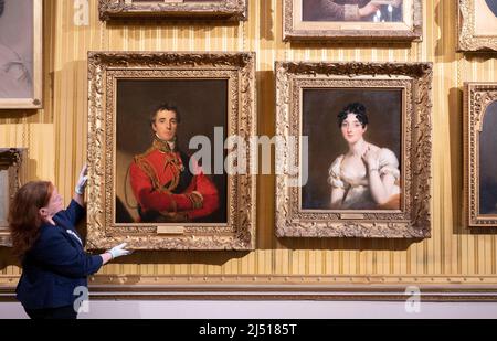 Apsley House, London, Großbritannien. 19. April 2022. Wellington, Women and Friendship: Wellington, Women and Friendship (21. April–30. Oktober 2022) zeigt mit Briefen, Porträts und Leihgaben aus öffentlichen und privaten Sammlungen ein intimes Bild des öffentlichen Lebens und enthüllt Wellingtons sozialen Kreis, die Ehe und wie seine Freundschaften mit Frauen manchmal Klatsch provozieren könnten. Bild: 1. Duke of Wellington, Portrait von Sir Thomas Lawrence, 1818 (Sammlung Apsley House), rechts: Marianne Patterson, Portrait von Sir Thomas Lawrence, 1818 (Wellington Collection Loan, Stratfield Saye). Kredit: Malcolm Park/Alamy Stockfoto