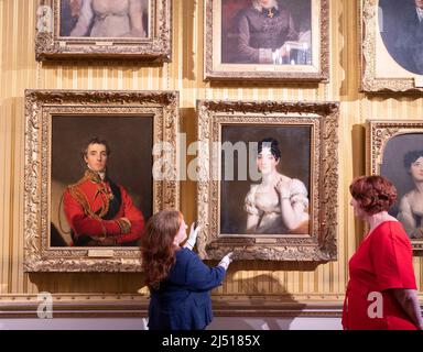 Apsley House, London, Großbritannien. 19. April 2022. Wellington, Women and Friendship: Wellington, Women and Friendship (21. April–30. Oktober 2022) zeigt mit Briefen, Porträts und Leihgaben aus öffentlichen und privaten Sammlungen ein intimes Bild des öffentlichen Lebens und enthüllt Wellingtons sozialen Kreis, die Ehe und wie seine Freundschaften mit Frauen manchmal Klatsch provozieren könnten. Bild: 1. Duke of Wellington, Portrait von Sir Thomas Lawrence, 1818 (Sammlung Apsley House), rechts: Marianne Patterson, Portrait von Sir Thomas Lawrence, 1818 (Wellington Collection Loan, Stratfield Saye). Kredit: Malcolm Park/Alamy Stockfoto