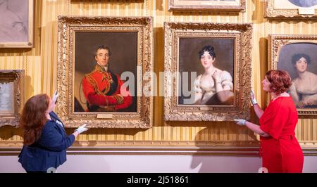Apsley House, London, Großbritannien. 19. April 2022. Wellington, Women and Friendship: Wellington, Women and Friendship (21. April–30. Oktober 2022) zeigt mit Briefen, Porträts und Leihgaben aus öffentlichen und privaten Sammlungen ein intimes Bild des öffentlichen Lebens und enthüllt Wellingtons sozialen Kreis, die Ehe und wie seine Freundschaften mit Frauen manchmal Klatsch provozieren könnten. Bild: 1. Duke of Wellington, Portrait von Sir Thomas Lawrence, 1818 (Sammlung Apsley House), rechts: Marianne Patterson, Portrait von Sir Thomas Lawrence, 1818 (Wellington Collection Loan, Stratfield Saye). Kredit: Malcolm Park/Alamy Stockfoto