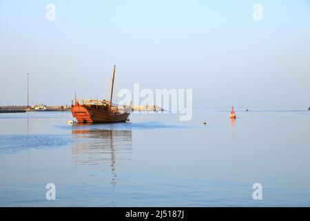 März 15 2022 - Maskat, Oman, Naher Osten: Küstenlandschaft des Marinehafens Stockfoto