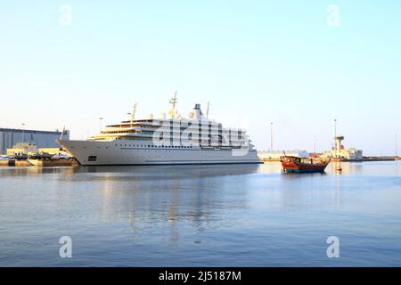 März 15 2022 - Maskat, Oman, Naher Osten: Küstenlandschaft des Marinehafens Stockfoto