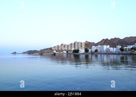 März 15 2022 - Maskat, Oman, Naher Osten: Küstenlandschaft des Marinehafens Stockfoto