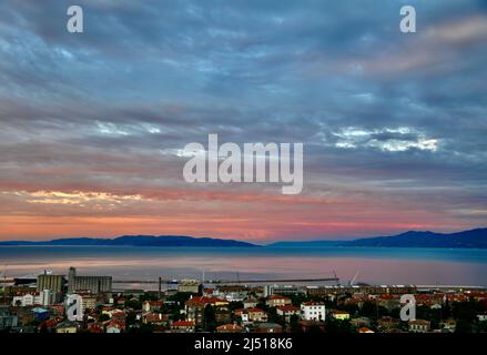 Sonnenuntergang über der Stadt Rijeka und Kvarner, Kroatien.Ein Winteruntergang über der Bucht von Rijeka in der kroatischen Grafschaft Primorje-Gorski Kotar Stockfoto