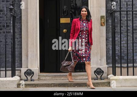 Die Generalanwältin Suella Braverman verlässt die Downing Street 10, London, nach einer Kabinettssitzung. Bilddatum: Dienstag, 19. April 2022. Stockfoto