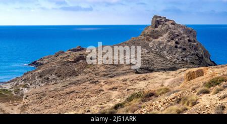 Säulenförmige Verbindungsstrukturen von Punta Baja, Lava-Flüsse, vulkanische Felsen, Naturpark Cabo de Gata-Níjar, UNESCO-Biosphärenreservat, heißes Wüstenklima Stockfoto