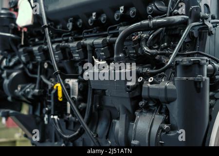 Dieselmotor des Traktors oder Mähdreschers in der industriellen Fabrik aus nächster Nähe. Stockfoto