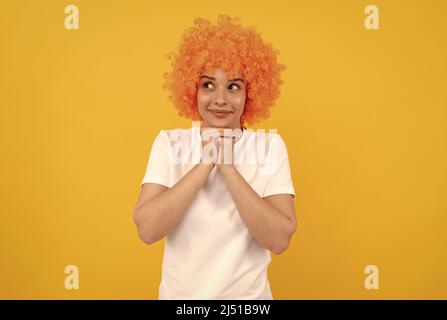 Verträumte freaky Frau in lockigen Clown Perücke für Party, träumen Stockfoto