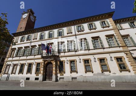 Der Palazzo Natta ist ein alter, historisch-nobler Palast in der Stadt Novara im Piemont. Heute beherbergt sie die Provinz Novara und die Präfektur Stockfoto