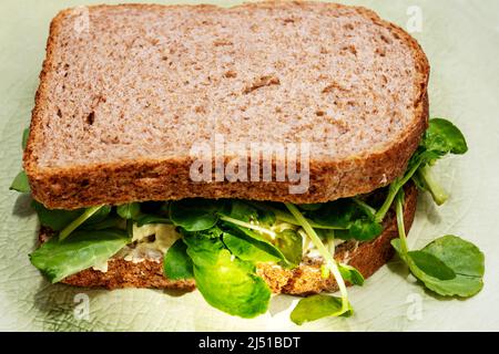 Ei-Mayonnaise mit frischem Vollkornbrot-Sandwich Stockfoto