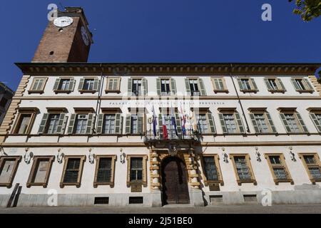 Der Palazzo Natta ist ein alter, historisch-nobler Palast in der Stadt Novara im Piemont. Heute beherbergt sie die Provinz Novara und die Präfektur Stockfoto