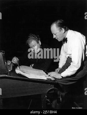 Der Filmkomponist ALAN RAWSTHORNE (rechts) und der musikalische Leiter Dr.HUBERT CLIFFORD am Set offen auf der Aufnahmebühne der Shepperton Studios Während der Aufnahme der Filmmusik für PANDORA UND DEN FLIEGENDEN HOLLÄNDER 1951 Regisseur / Geschichte / Drehbuch Albert Lewin Kameramann Jack Cardiff Dorkay Productions / Romulus Films / International Film Distributors Stockfoto