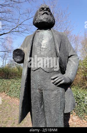 Neubrandenburg, Deutschland. 19. April 2022. Das Denkmal des Philosophen Karl Marx steht ohne seinen rechten Unterarm an seinem Platz in einem Park. Unbekannte hatten die 2,20-Meter-Statue im Februar 2022 beschädigt und den Arm abgenommen. Die Statue, eine Auftragsarbeit des Berliner Bildhauers Thieme aus dem Jahr 1969, soll wieder fertiggestellt werden. Die Stadt will Spenden erbitten, damit das Denkmal noch vor Ende 2022 fertiggestellt werden kann. Quelle: Bernd Wüstneck/dpa/Alamy Live News Stockfoto