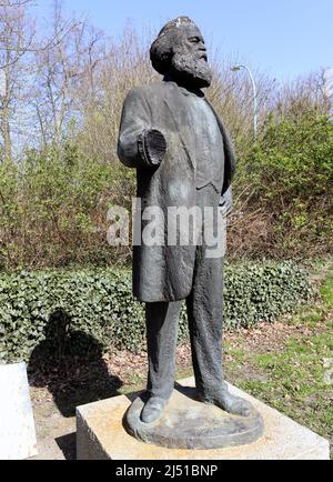 Neubrandenburg, Deutschland. 19. April 2022. Das Denkmal des Philosophen Karl Marx steht ohne seinen rechten Unterarm an seinem Platz in einem Park. Unbekannte hatten die 2,20-Meter-Statue im Februar 2022 beschädigt und den Arm abgenommen. Die Statue, eine Auftragsarbeit des Berliner Bildhauers Thieme aus dem Jahr 1969, soll wieder fertiggestellt werden. Die Stadt will Spenden erbitten, damit das Denkmal noch vor Ende 2022 fertiggestellt werden kann. Quelle: Bernd Wüstneck/dpa/Alamy Live News Stockfoto