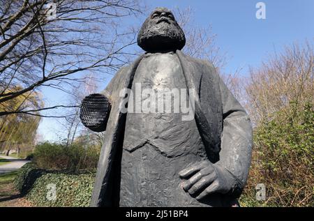 Neubrandenburg, Deutschland. 19. April 2022. Das Denkmal des Philosophen Karl Marx steht ohne seinen rechten Unterarm an seinem Platz in einem Park. Unbekannte hatten die 2,20-Meter-Statue im Februar 2022 beschädigt und den Arm abgenommen. Die Statue, eine Auftragsarbeit des Berliner Bildhauers Thieme aus dem Jahr 1969, soll wieder fertiggestellt werden. Die Stadt will Spenden erbitten, damit das Denkmal noch vor Ende 2022 fertiggestellt werden kann. Quelle: Bernd Wüstneck/dpa/Alamy Live News Stockfoto