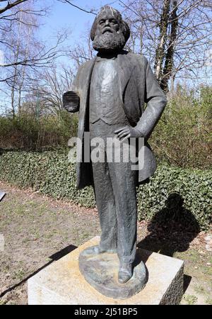 Neubrandenburg, Deutschland. 19. April 2022. Das Denkmal des Philosophen Karl Marx steht ohne seinen rechten Unterarm an seinem Platz in einem Park. Unbekannte hatten die 2,20-Meter-Statue im Februar 2022 beschädigt und den Arm abgenommen. Die Statue, eine Auftragsarbeit des Berliner Bildhauers Thieme aus dem Jahr 1969, soll wieder fertiggestellt werden. Die Stadt will Spenden erbitten, damit das Denkmal noch vor Ende 2022 fertiggestellt werden kann. Quelle: Bernd Wüstneck/dpa/Alamy Live News Stockfoto