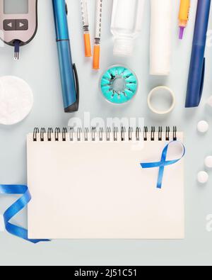 Diabetische Zusammensetzung mit Blutzuckermessgerät, Teststreifen zur Bestimmung des Blutzuckerspiegels, Spritzen für Insulinininjektionen, Desinfektion auf einem blauen Backgro Stockfoto