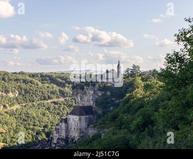 Das alte religiöse Dorf Rocamadour liegt in der Schlucht oberhalb des Zuflusses des Flusses Dordogne, umgeben von tiefen Wäldern. Lot, Occitania, Südwestfranc Stockfoto