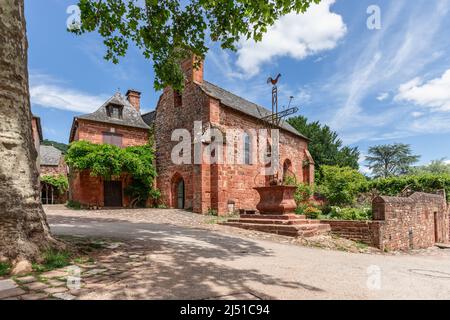Blick vom zentralen Platz du Lavoir auf die Kapelle der Schwarzen Penitenten und Arma Cristi in Collonges-la-Rouge. Departement Correze, New Aquitaine, Frankreich Stockfoto