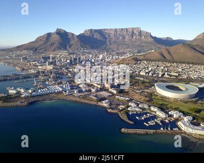 Kapstadt, Südafrika - 19. April 2022: Luftaufnahme über Kapstadt, mit dem Stadion von Kapstadt und dem Tafelberg. Stockfoto