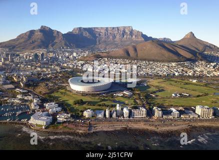 Kapstadt, Südafrika - 19. April 2022: Luftaufnahme über Kapstadt, mit dem Stadion von Kapstadt und dem Tafelberg. Stockfoto