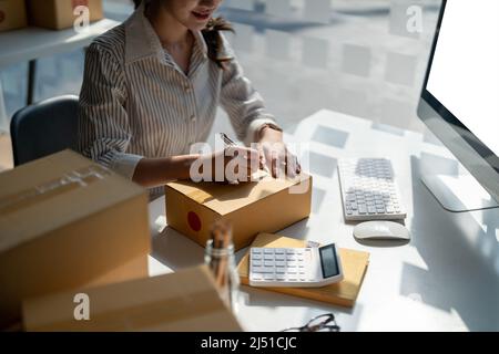 Start-up Kleinunternehmen Unternehmer KMU oder freiberuflicher Mann zu Hause arbeiten Konzept, Online-Verkauf, E-Commerce, Versandkonzept, Online-Marketing Stockfoto