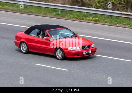 2004 rotes Volvo C70 T 163 1984cc Benziner Cabriolet 2DR, zweitürig; Fahrzeugverkehr, Fahrzeuge, Autos, Fahrzeuge, die auf britischen Straßen fahren, Motoren, Fahrzeuge, die auf dem britischen Autobahnnetz der Autobahn M6 fahren. Stockfoto