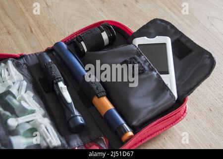 Kit für Diabetes Typ 1 mit Insulin und Blutzuckermessgerät Stockfoto