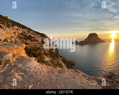 Sonnenuntergang an der Küste der Insel Ibiza mit Es Vedra Stockfoto