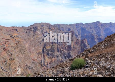 Beeindruckende Panoramalandschaft aus Wolken und vulkanischen Bergen von der Spitze des Aussichtspunktes Roque de los Muchachos auf der Insel La Palma, Canar Stockfoto