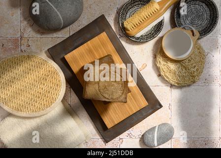 Bar von Aleppo Seife mit natürlichen Accessoires Stockfoto