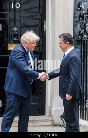 Downing St. London, Großbritannien. 19.. April 2022.der britische Premierminister Boris Johnson begrüßt den Premierminister der Region Kurdistan, Masrour Barzani, in der Downing Street, London, UK, Chris Aubrey/Alamy Live News Stockfoto