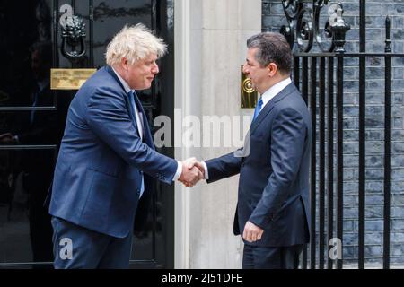 Downing St. London, Großbritannien. 19.. April 2022.der britische Premierminister Boris Johnson begrüßt den Premierminister der Region Kurdistan, Masrour Barzani, in der Downing Street, London, UK, Chris Aubrey/Alamy Live News Stockfoto