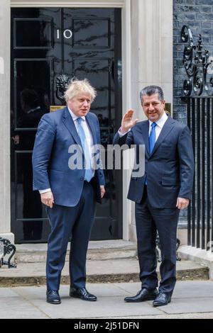 Downing St. London, Großbritannien. 19.. April 2022.der britische Premierminister Boris Johnson begrüßt den Premierminister der Region Kurdistan, Masrour Barzani, in der Downing Street, London, UK, Chris Aubrey/Alamy Live News Stockfoto