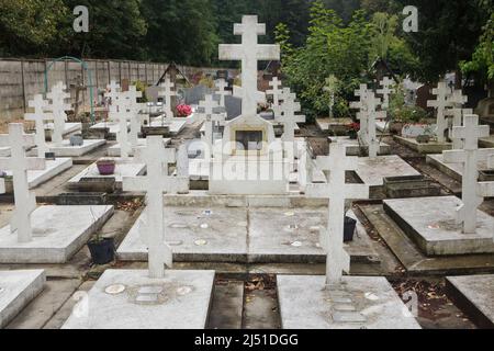 Memorial orthodoxen Kreuz zu russischen Kadetten neben den Gräbern der russischen Kadetten auf dem russischen Friedhof in Sainte-Geneviève-des-Bois (Cimetière russe de Sainte-Geneviève-des-Bois) in der Nähe von Paris, Frankreich. Das Kreuz ist den Schülern der russischen Militärschulen gewidmet, die während des russischen Bürgerkrieges Mitglieder der Weißen Armee waren. Stockfoto