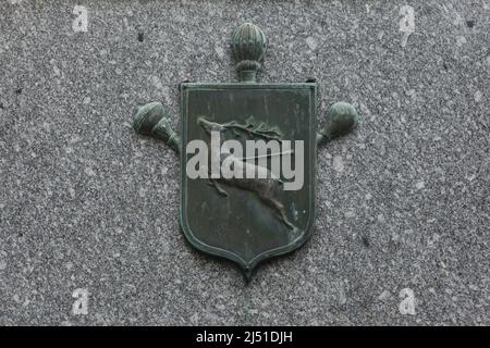 Wappen der Don-Kosaken auf dem Grab des russischen Generals Afrikan Bogaewsky (1873-1934) auf dem russischen Friedhof in Sainte-Geneviève-des-Bois (Cimetière russe de Sainte-Geneviève-des-Bois) bei Paris, Frankreich. General Bogaewsky war Generalleutnant der kaiserlichen russischen Armee und auch Ataman der Don-Republik. Stockfoto