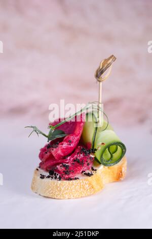 Ein Gericht mit Häppchen mit Gemüse und Fleisch nach dem Büffetsystem im Restaurant Stockfoto