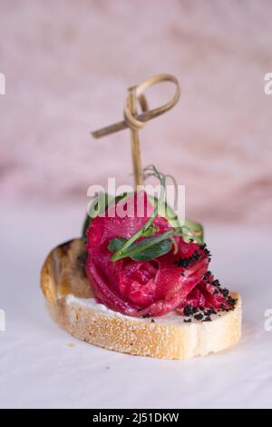Ein Gericht mit Häppchen mit Gemüse und Fleisch nach dem Büffetsystem im Restaurant. Stockfoto